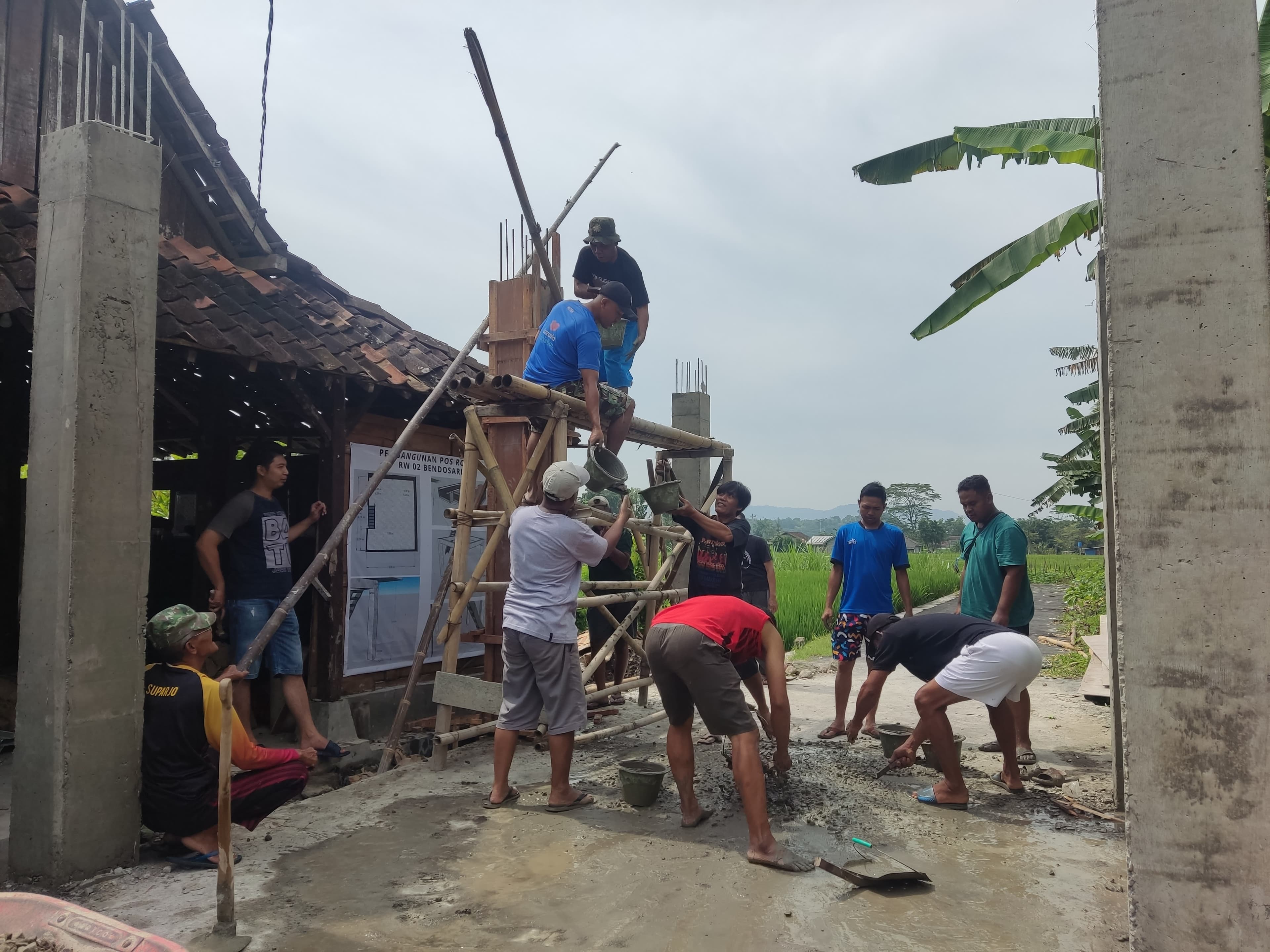 Gotong Royong Pembangunan Pos Ronda RW 02